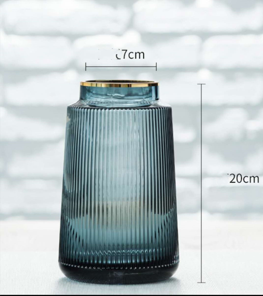 Light Luxury Retro Vertical Stripe Glass Vase With Gold Flower Arrangement