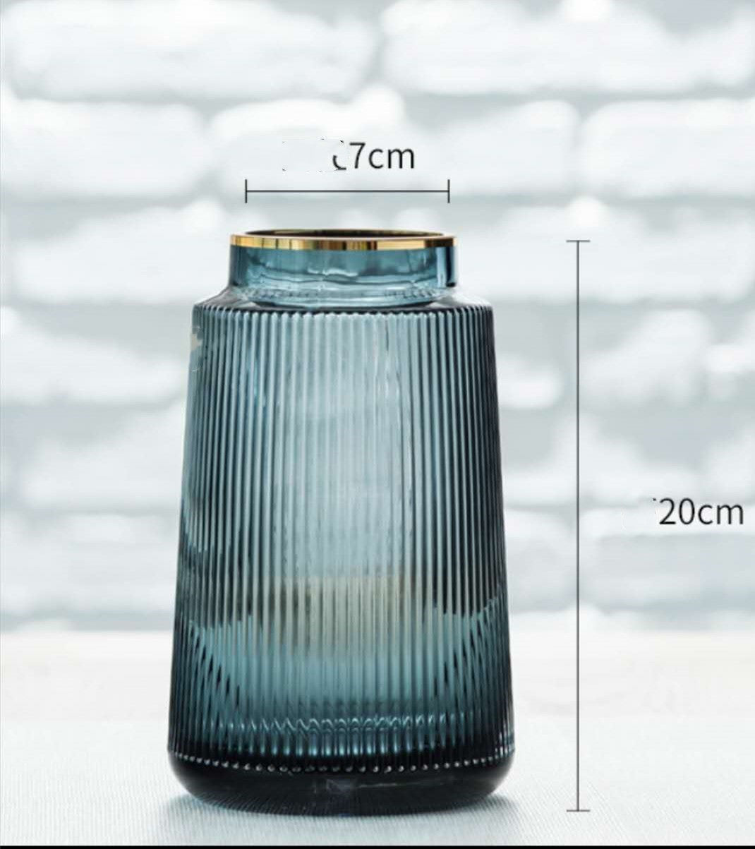 Light Luxury Retro Vertical Stripe Glass Vase With Gold Flower Arrangement